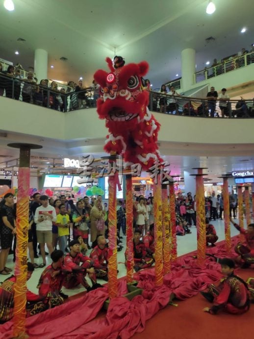 （古城封面主文）新年醒狮贺岁订单依旧，但场数减少