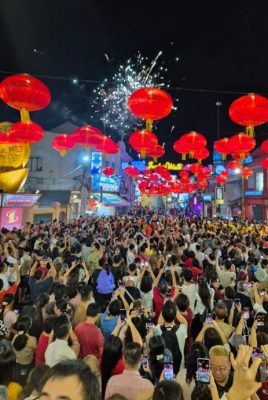 鸡场街新年倒数好热闹  1820呎红炮 烟花迎蛇年