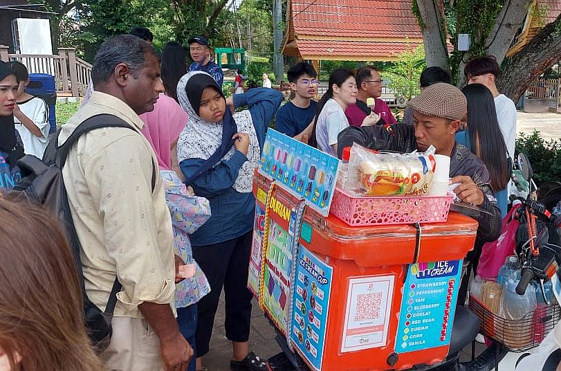 （古城封面副文）无车区在农历新年期间游客络绎不绝