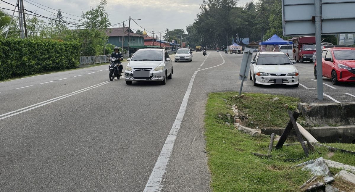 （古城版）二车道突变一车道 摩托车闪车不及撞沟 大吉里望小贩中心A前车祸频传