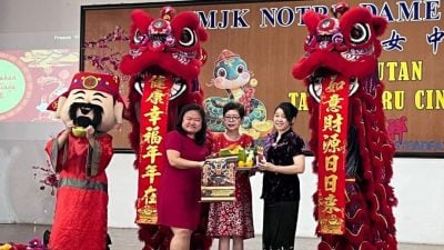 圣母女中庆新春 派红包传递温暖祝福