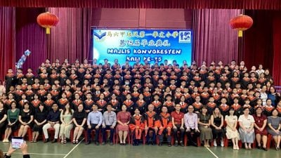 培一毕业礼   150学生高唱骊歌