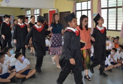 学生牵起师长进入礼堂   明光华小毕业礼温馨