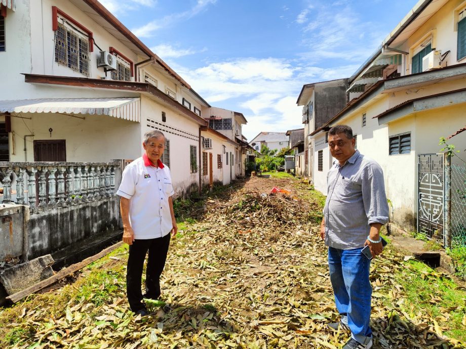 （古城版）甘榜拉班住宅区后巷堆积杂物