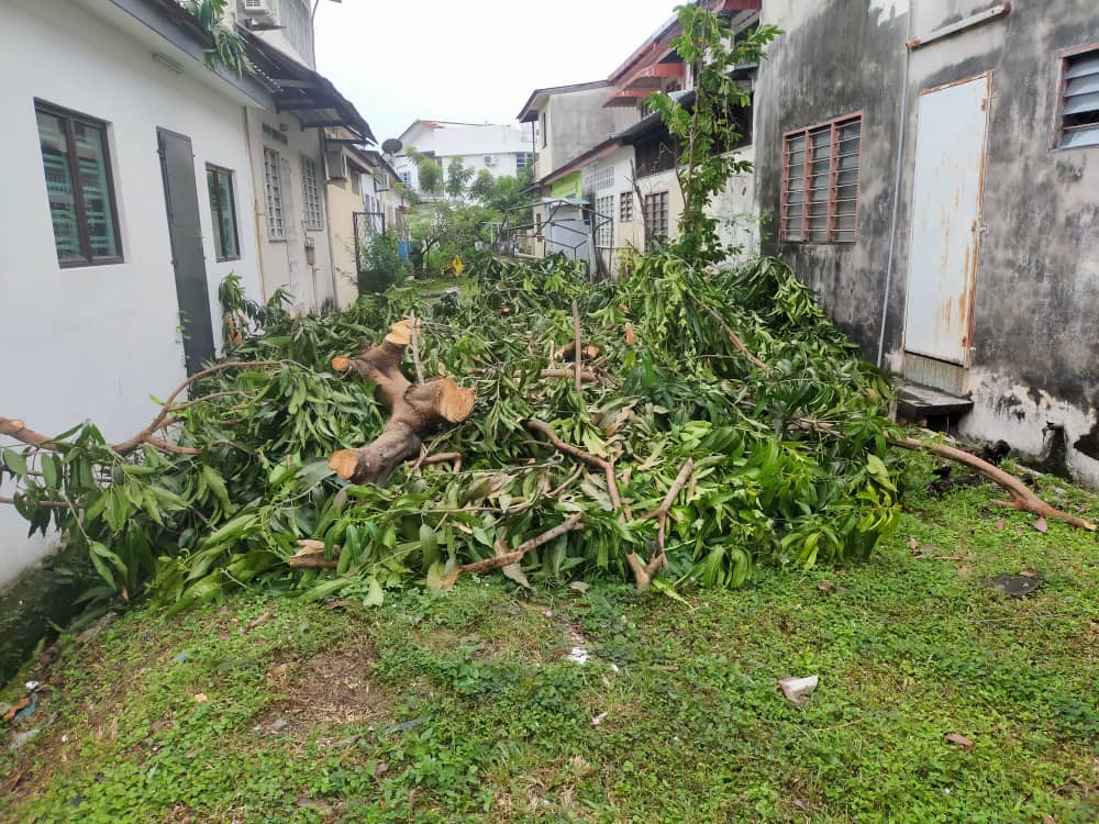 （古城版）甘榜拉班住宅区后巷堆积杂物