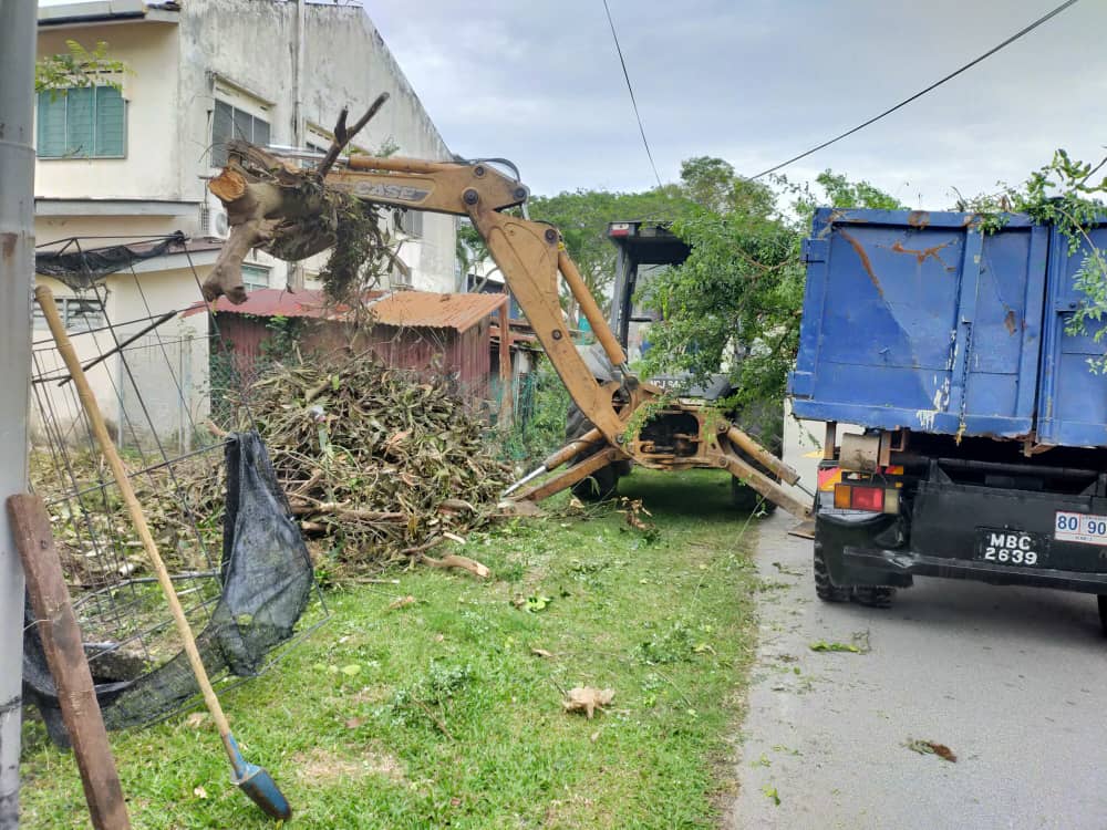 （古城版）甘榜拉班住宅区后巷堆积杂物