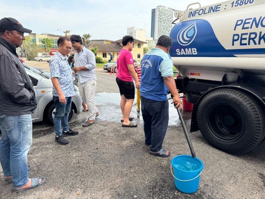 （古城第三版主文）距离水管爆裂200米再有积水及路面下沉 哥打区商民受促储水  料再次断水