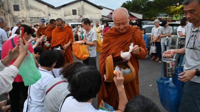 9高僧赤脚化缘 接受善信食物供养