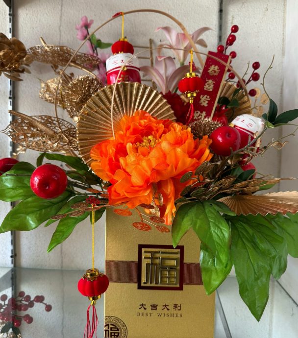 （大北马）仿花新年装饰品是许多人在迎接农历新年时的首选装饰品之一。。