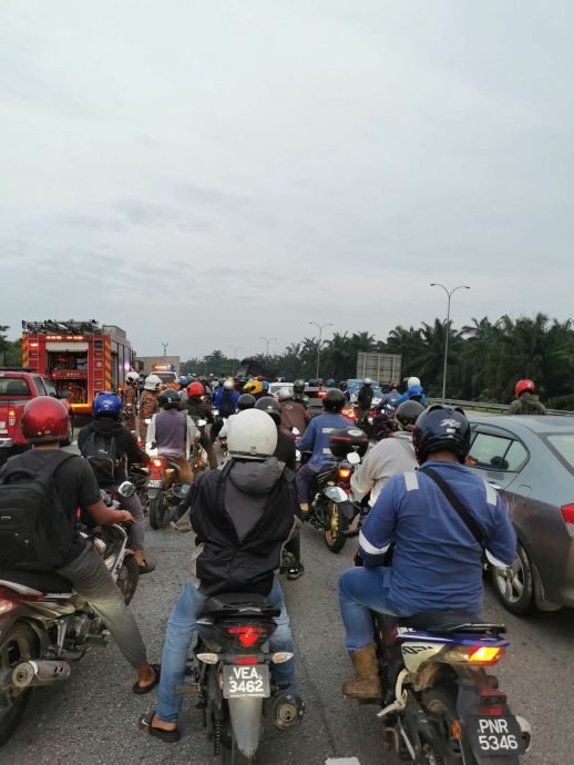 （大北马）双溪峇甲北上路段发生车祸 导致南北大道大塞车