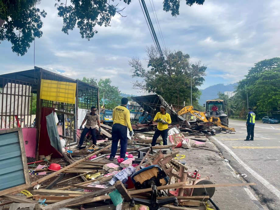 （大北马）市厅率领联合执法行动 槟西南区11路边摊格被夷为平地