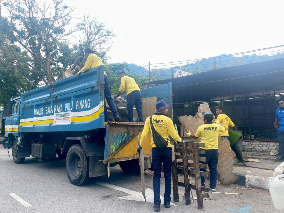 （大北马）市厅率领联合执法行动 槟西南区11路边摊格被夷为平地