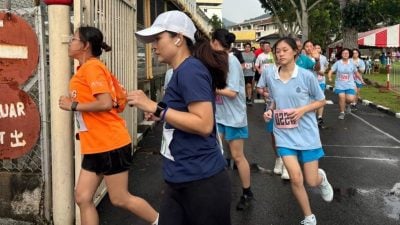 【校园报道】槟华女中越野赛跑   大雨浇不熄参赛者热情