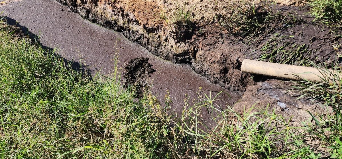  （大北马）承包商污水污泥排入隐蔽的油棕园沟渠吉打州环境局官员派员调查