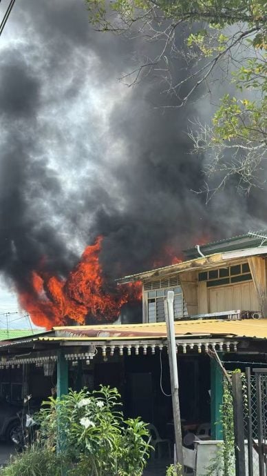 （大北马）角头大街火灾毁4马来屋 4家庭20人失家园