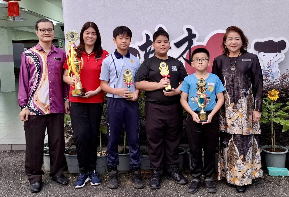 （大都会）首届雪州华小数学赛 八打灵培才获团体冠军／3图