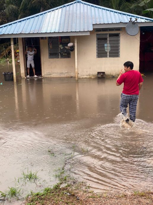 低洼地区陆续泛滥  居銮县3甘榜水灾 