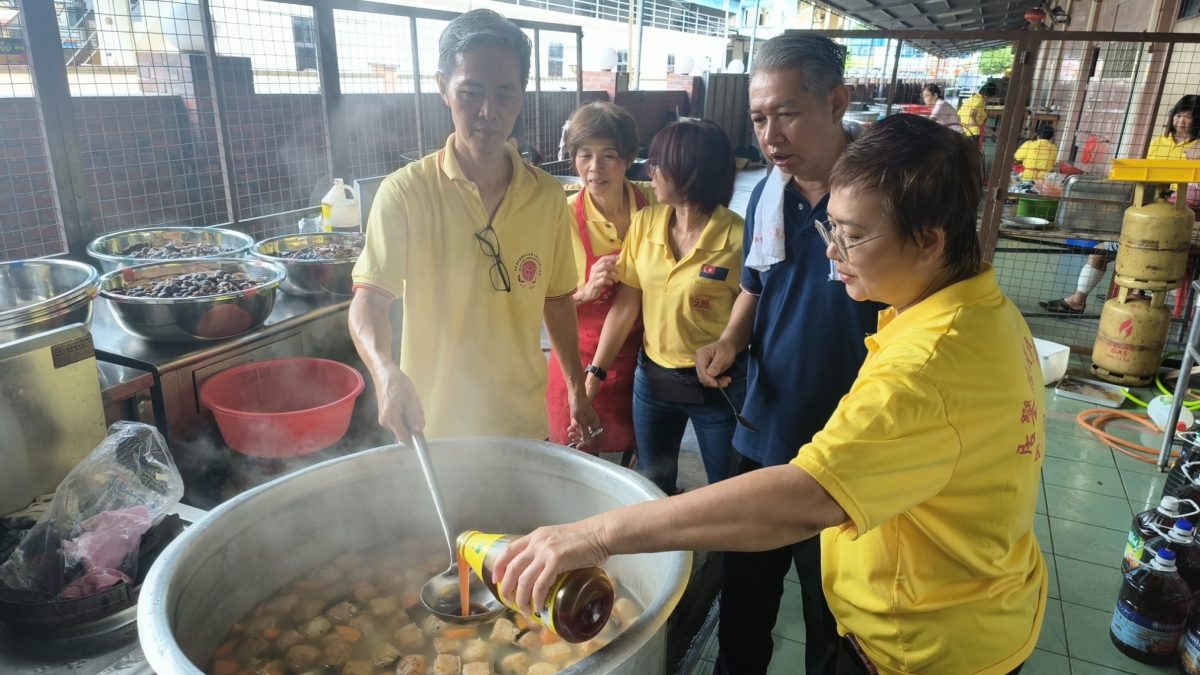 善心美事：紫銮阁送暖迎春，为弱势群体献爱心年味