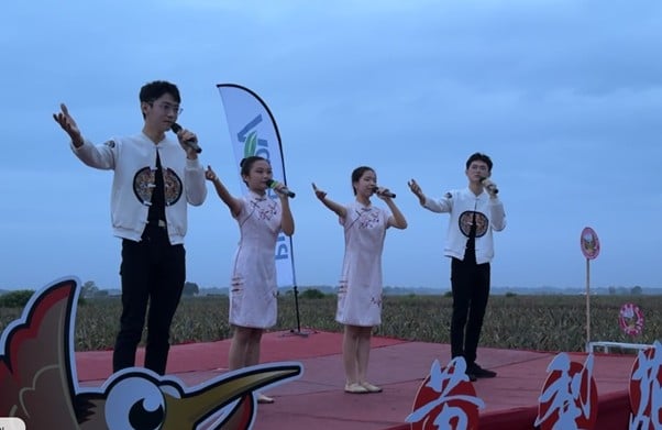 黄梨花祭祈风调雨顺  众人日出祭拜四方