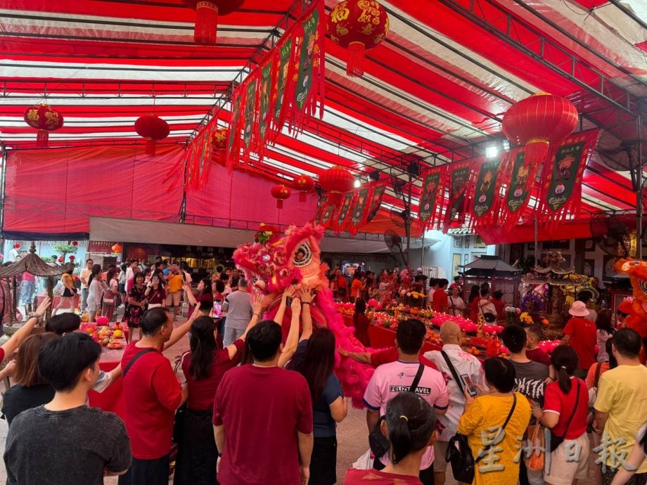 （已签发）柔：**版二**大年初二街道冷清，景点人潮热闹