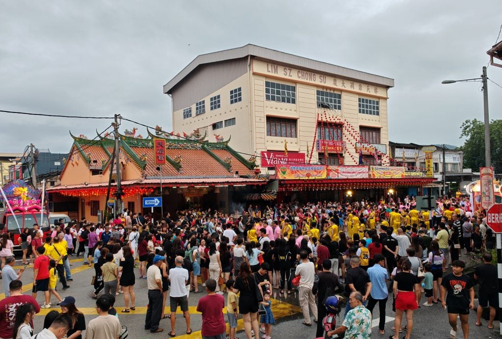 峇华团新年庆典大游行，52队伍参与峇市春意浓