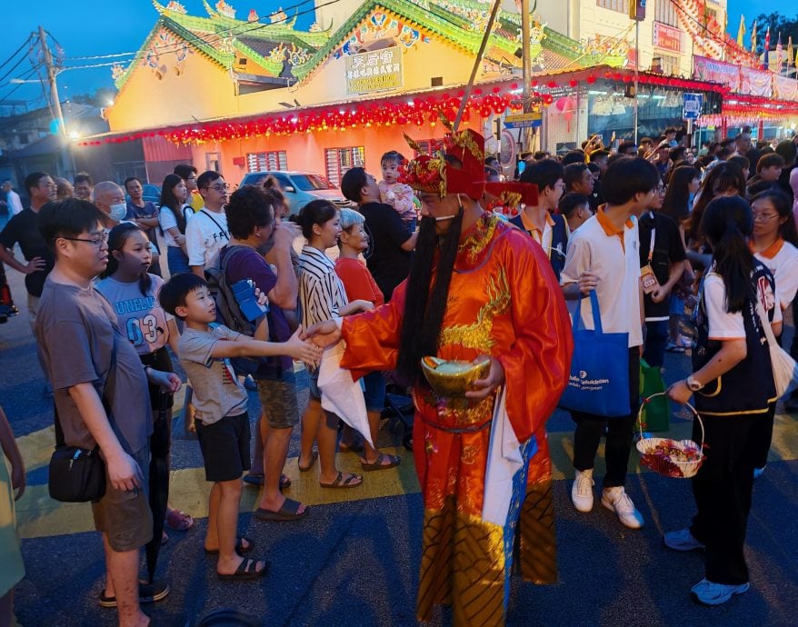 峇华团新年庆典大游行，52队伍参与峇市春意浓