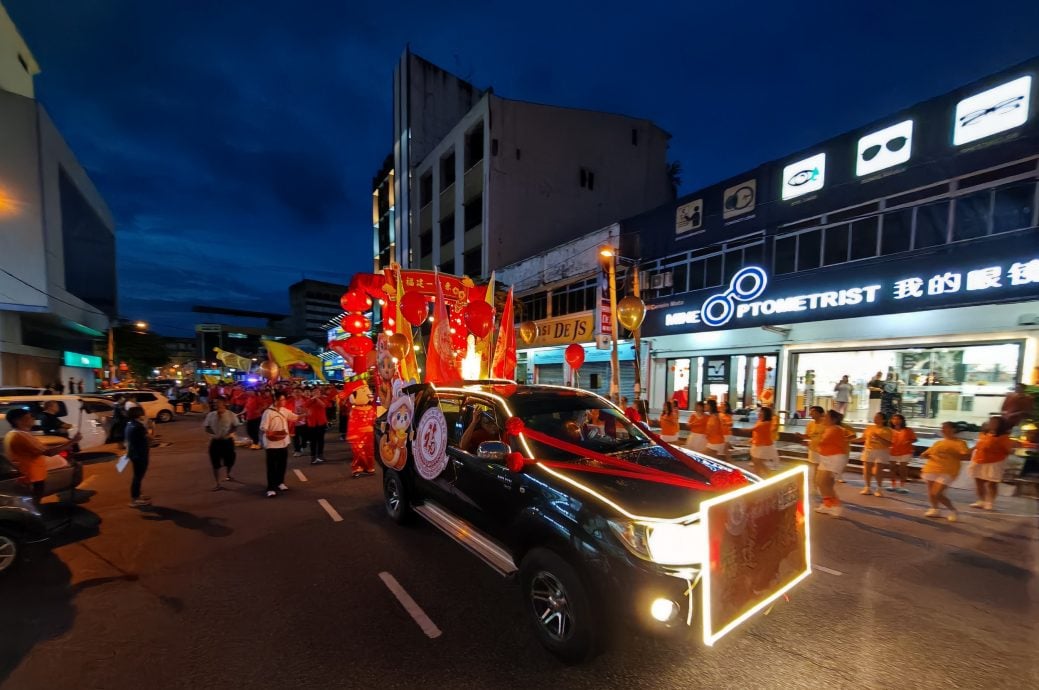 峇华团新年庆典大游行，52队伍参与峇市春意浓