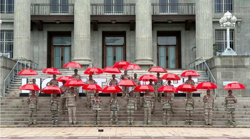 （已签发）柔：狮城二三事：中国艺术家携近百人 “隐身”于两座国家古迹