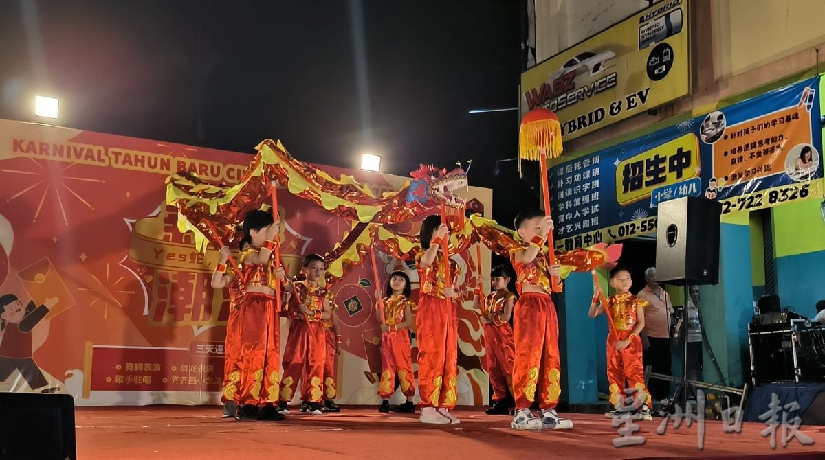 （已签发）柔：细雨无阻热情，古来民众撑伞逛新春嘉年华