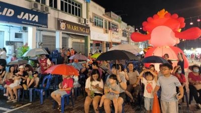 细雨无阻热情 古来民众撑伞逛新春嘉年华