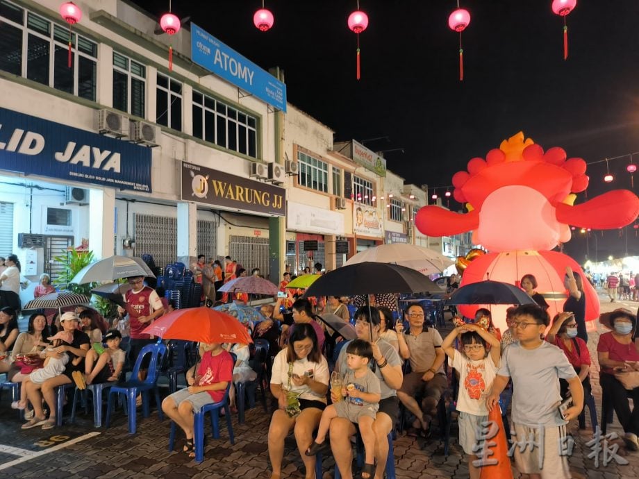 （已签发）柔：细雨无阻热情，古来民众撑伞逛新春嘉年华