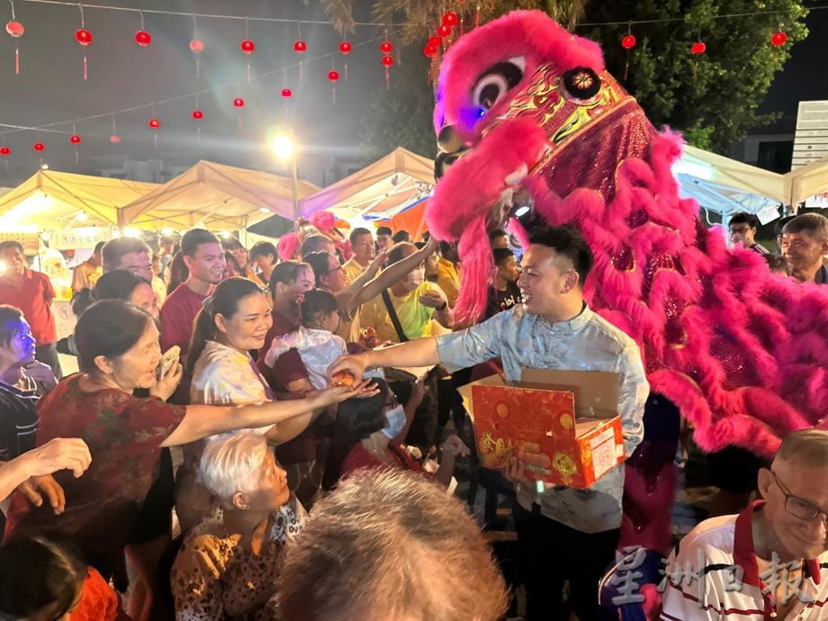 （已签发）柔：细雨无阻热情，古来民众撑伞逛新春嘉年华