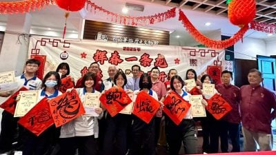 老街办挥春一条龙   雨天不影响热况