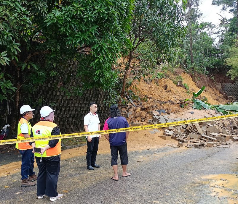 连绵雨势   公主城围墙倒塌   沙令路桥崩塌