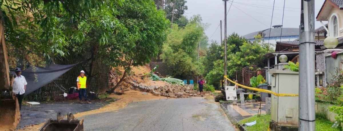 连绵雨势   公主城围墙倒塌   沙令路桥崩塌