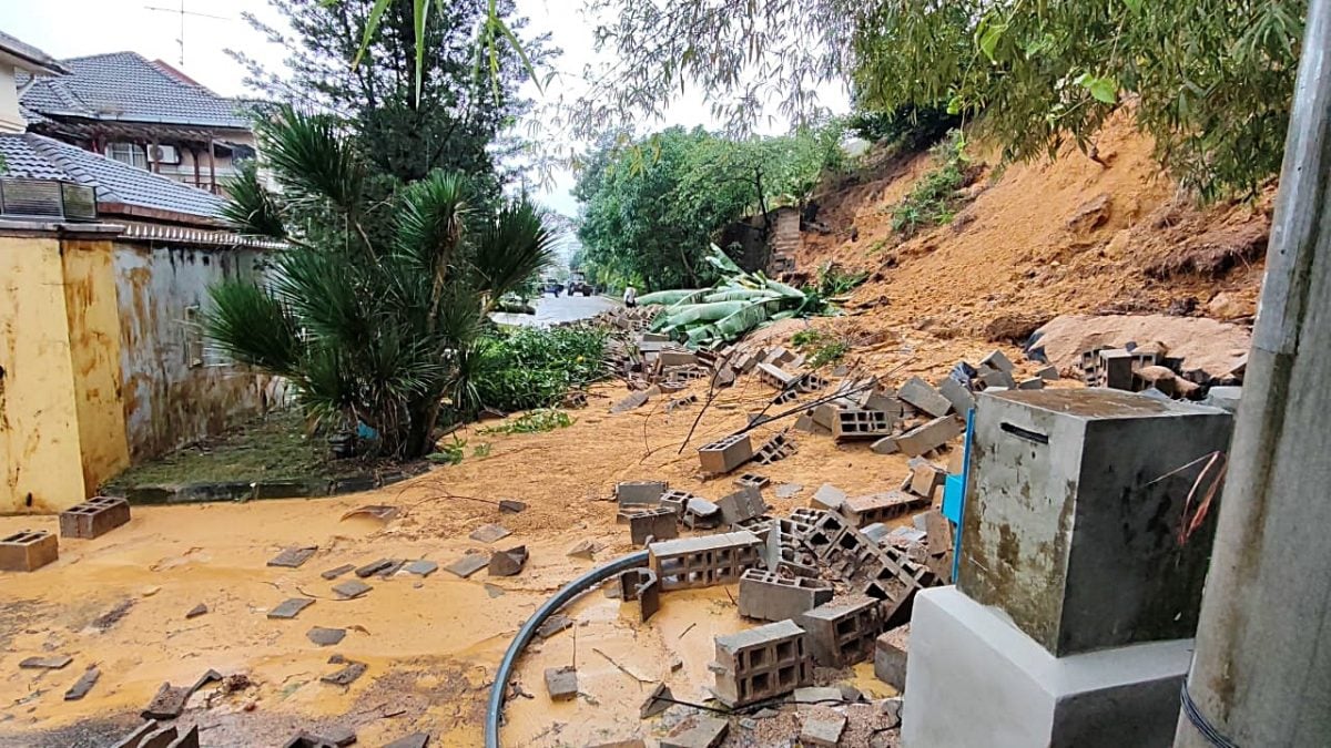 连绵雨势   公主城围墙倒塌   沙令路桥崩塌