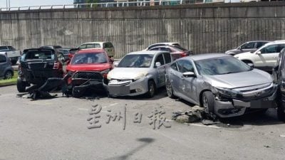 车主感无奈自叹倒霉  豪华休旅车失控连撞7车