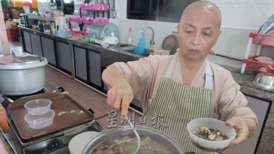 送出5千盒与大众结缘 三圣佛堂派腊八粥