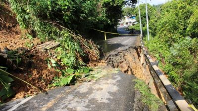 豪雨致山体滑坡 帛多路土崩影响交通