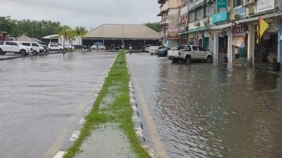 整夜连绵豪雨 沐胶新旧市镇淹水