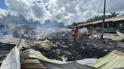 员工宿舍大火 . 5单位烧毁 52人失所