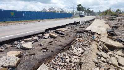 长期海水冲刷催坏路基 . 罗东沙滩路待修建