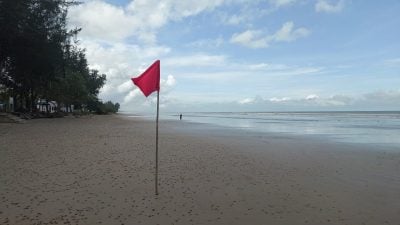 海边浪大不宜游泳 . 鲁哇休闲走道沙滩挂红旗