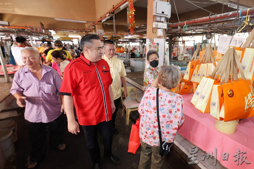 NS封面芙蓉：芙蓉国会议员服务中心再办“鲜猪肉大平卖”，民众清晨4时排队抢购猪肉