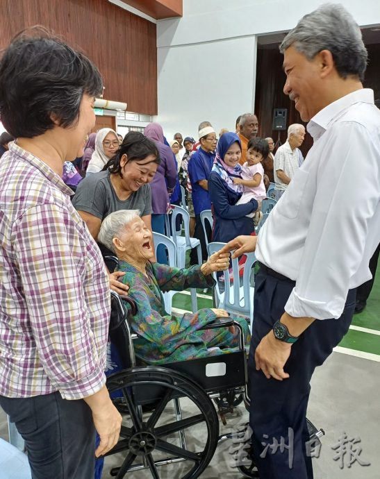 外交部长抽空返乡派敬老金，笑称在国外比国内时间多