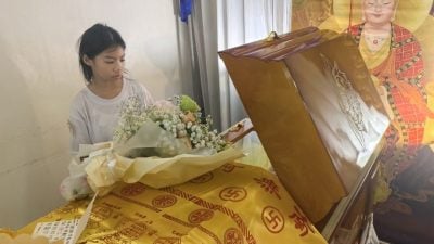 单亲妈妈陈可儿抗癌逾3年逝世 14岁女强忍悲痛 为已故母亲化妆