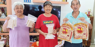 A family affair to make rice biscuits for CNY