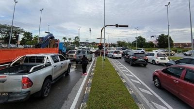 积水深难通车.林开臻路红绿灯一带大塞车