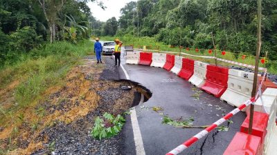 土石流失 砂拉卓栢油路塌坑