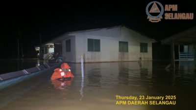 实兰沟多地淹水 水深达成人胸部